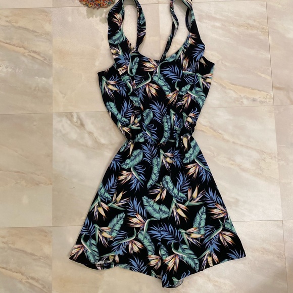 H&M🤩 Adorable Tropical Floral Printed Romper w/ tie open back detail